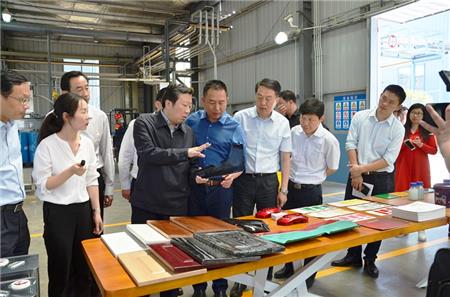 咸宁市市长王远鹤对仕全兴产品给予高度赞赏