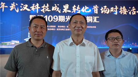 左：仕全行董事长唐盛，中：湖北大学副教授蒋涛，右：湖北大学化学系教授张群朝